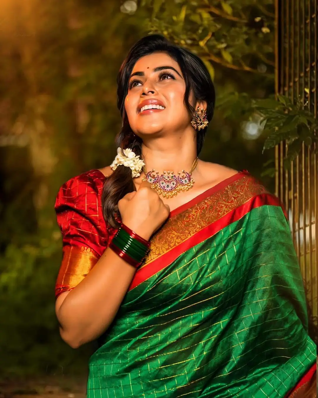 MALAYALAM GIRL SHAMNA KASIM IN GREEN PATTU SAREE RED BLOUSE 4